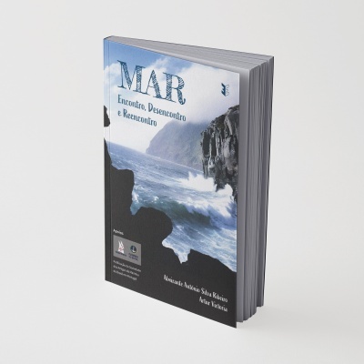 Capa de livro com fotografia do mar, falésias e texto título em azul