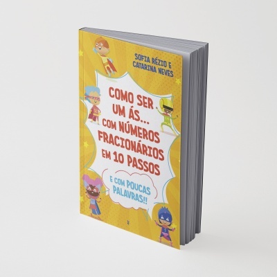 Livro infantil com capa amarela e desenhos de super-heróis coloridos