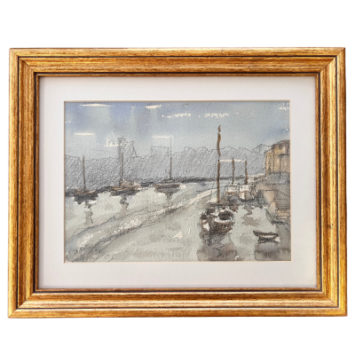 Quadro emoldurado com pintura de barcos à vela num cenário marítimo cinzento