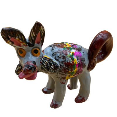 Figura decorativa de cerâmica com pintura colorida de animal com orelhas grandes e cauda enrolada