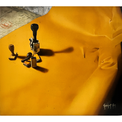 Carimbos de madeira e metal sobre superfície amarela texturizada