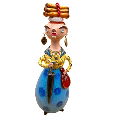 Estatueta decorativa de mulher com saia azul de bolinhas e feixe de madeira na cabeça