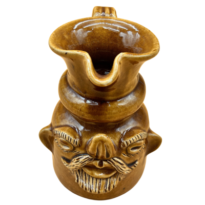 Jarro de cerâmica castanha em forma de rosto masculino com bigode e detalhes texturizados