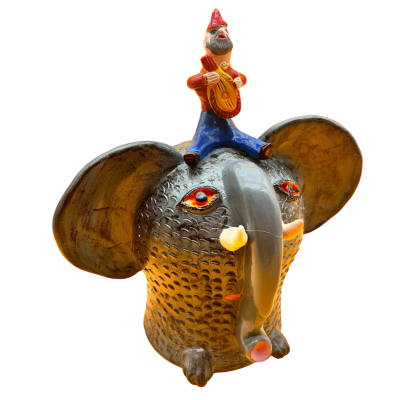 Figura decorativa de elefante com homem a tocar violão na cabeça