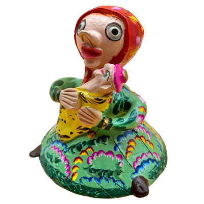 Escultura cerâmica colorida de mulher com bebê