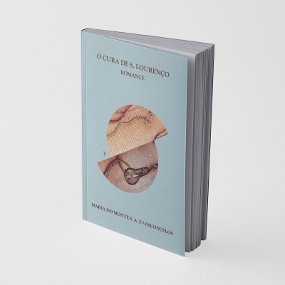Livro azul claro com título O CURA DE S. LOURENÇO e romance em letras castanhas e ilustração circular