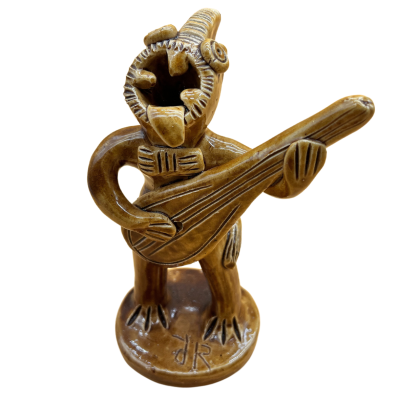 Escultura de figura humana com cabeça de animal e guitarra em cerâmica castanha