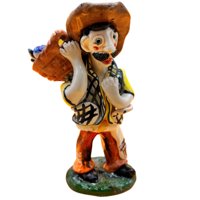 Figura decorativa em cerâmica de homem com chapéu e cesto