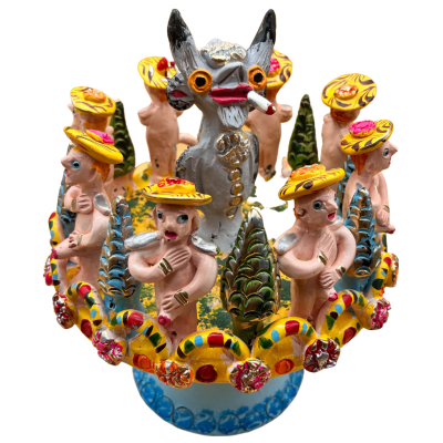 Figura cerâmica multicolorida com personagens nus de chapéu e figura central cinza com cigarro
