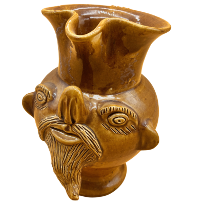 Jarro cerâmico castanho em forma de rosto humano com barba e bigode