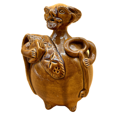 Jarro de cerâmica castanha antropomórfico com decoração floral e anel na mão