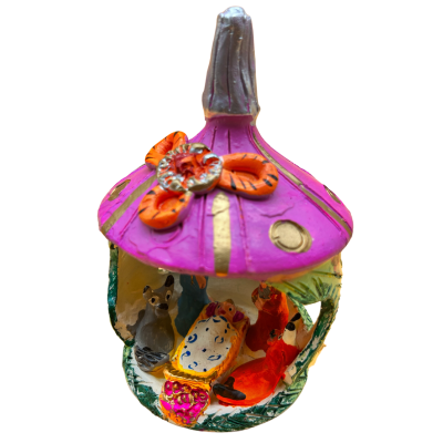 Recipiente decorativo em forma de cogumelo roxo com figuras coloridas dentro