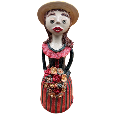 Escultura cerâmica mulher com chapéu e vestido listrado a segurar flores