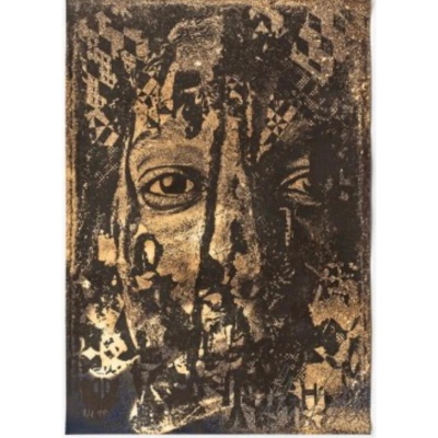 Tapete castanho e preto com rosto estilizado e padrão geométrico