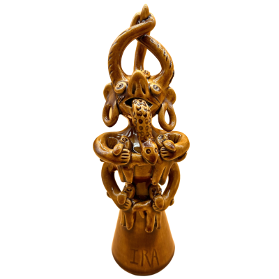 Escultura em cerâmica castanha com figura abstrata e palavra IRA na base