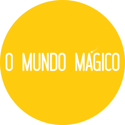 Logótipo amarelo com texto branco O MUNDO MÁGICO e varinha mágica