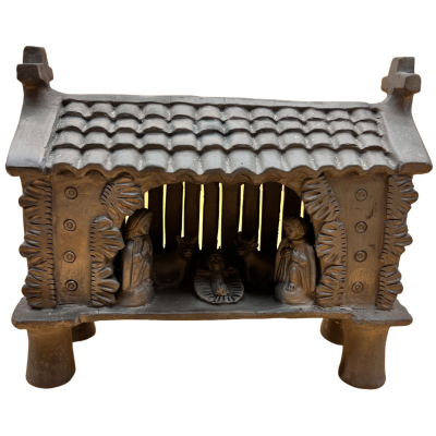 Presépio em barro castanho com figuras e estábulo telhado ondulado