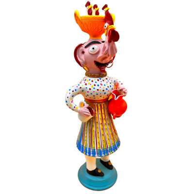 Estátua colorida de mulher a usar um vestido com padrões, chapéu com galinhas e segurando uma jarra vermelha