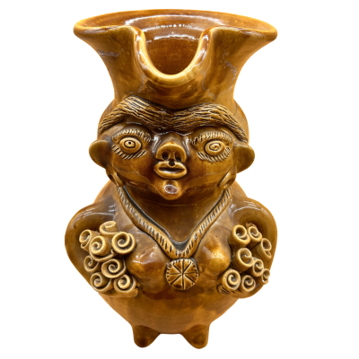Jarro de cerâmica castanha com design antropomórfico detalhado