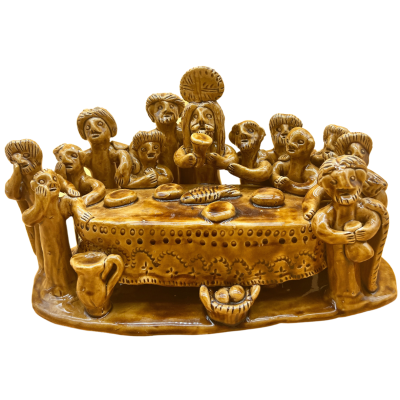 Escultura decorativa em barro castanho de cena de refeição com figuras humanas em torno de mesa