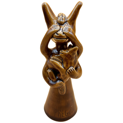 Escultura decorativa em cerâmica castanha com figuras humanas e palavra PREGUIÇA na base