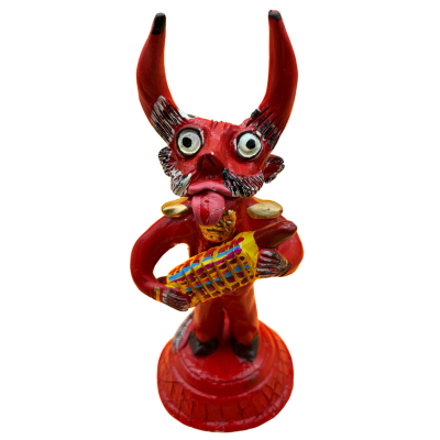Figura decorativa vermelha com chifres e olhos salientes segurando objeto colorido