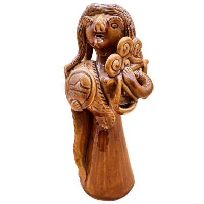 Figura decorativa em cerâmica castanha de uma pessoa com trombeta e escudo