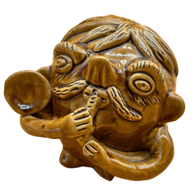 Figura cerâmica castanha de uma personagem com bigode e mãos na face