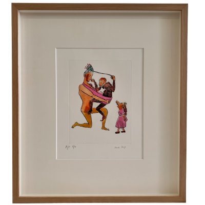 Gravura colorida de três personagens estilizados em moldura de madeira clara