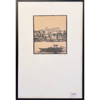 Gravura emoldurada com imagem de barco e cidade em tons sépia e preto