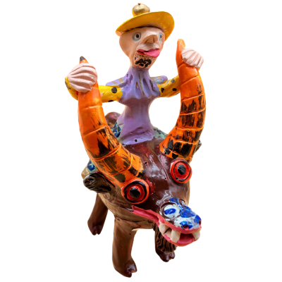 Escultura colorida de figura humana e animal com chifres grandes num estilo artesanal