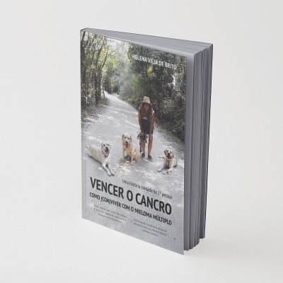 Capa de livro com mulher de chapéu e três cães num caminho florestal