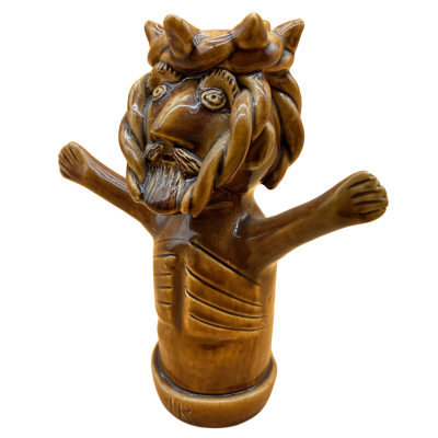 Escultura em cerâmica castanha com figura estilizada de cabeça e braços estendidos