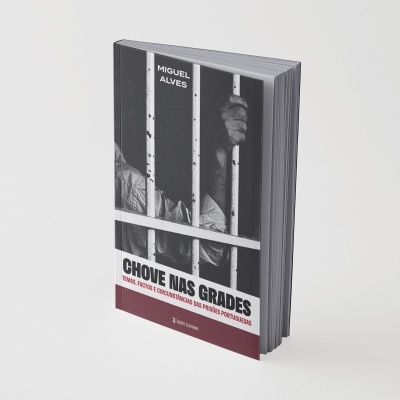 Livro Chove nas Grades com imagem a preto e branco de mãos segurando barras de prisão e fundo branco