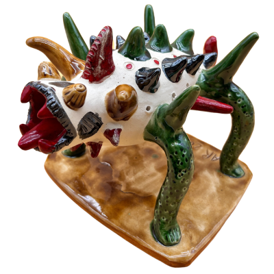 Escultura cerâmica colorida representando um peixe com pontas coloridas