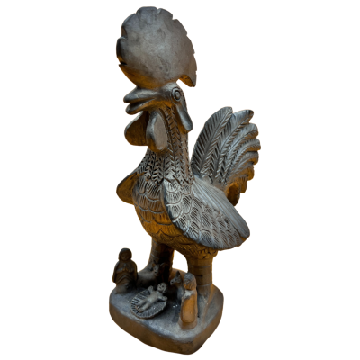 Estátua cerâmica de galo cinzento escuro com detalhes texturizados.