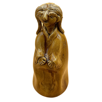 Estatueta de cerâmica castanha com formato humano e detalhes faciais