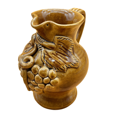 Jarro de cerâmica castanho com relevo decorativo de cachos e folhas