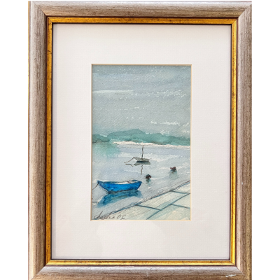Quadro emoldurado com pintura de aguarela de barcos na água com moldura de madeira e detalhes dourados