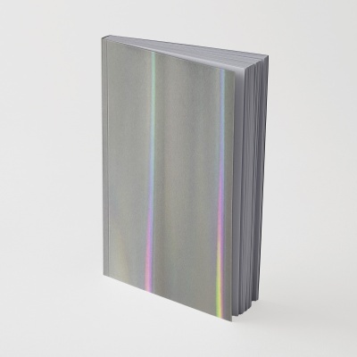 Livro com capa cinzenta holográfica e páginas brancas.