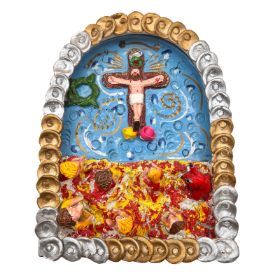 Quadro sacro com crucifixo, moldura metálica dourada e prateada, fundo azul e vermelho texturizado com decoração floral