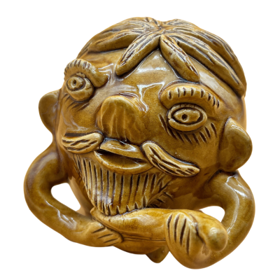 Figura decorativa em cerâmica vidrada castanha com rosto caricatural e braços curvos