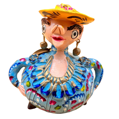 Figura decorativa feminina em cerâmica colorida com vestido azul e chapéu amarelo