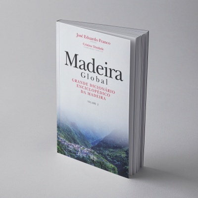 Livro Madeira Global com capa branca, imagem de paisagem verde e texto vermelho e preto