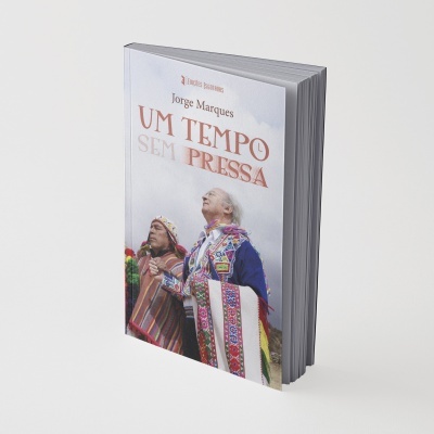 Livro UM TEMPO SEM PRESSA com capa mostrando pessoas em trajes tradicionais coloridos