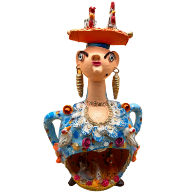 Escultura cerâmica colorida de figura humana com aves e detalhes florais