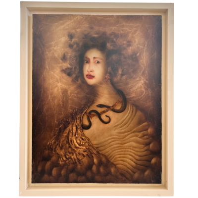 Pintura de figura feminina com cabelos escuros e serpente no pescoço em moldura branca