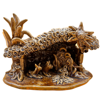 Presépio em cerâmica castanha com figuras religiosas e animais numa estrutura texturada