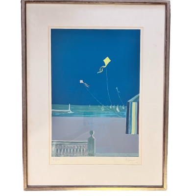 Gravura colorida de pipas sobre a praia com mar azul emoldurada.