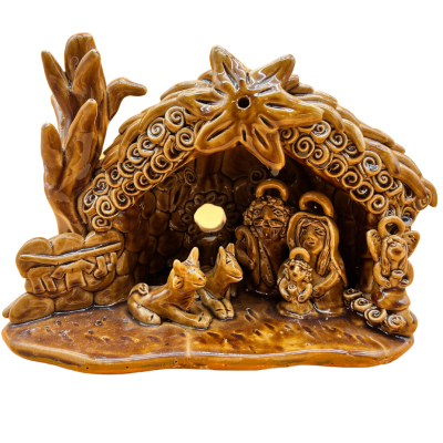 Presépio cerâmico castanho com figuras de Jesus, Maria, José, animais e estrela no topo